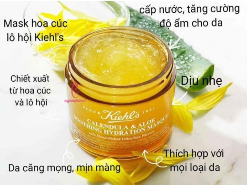 Hũ mặt nạ hoa cúc Kiehl’s với kết cấu gel trong veo và những cánh hoa cúc thật bên trong, biểu trưng cho sự dịu nhẹ từ thiên nhiên.